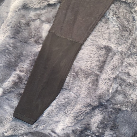 🔴Yado size L Black Leggings With Mesh Bottoms - Picture 2 of 4